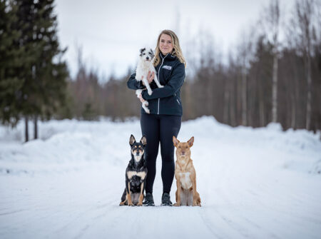 Magdalena Hägge med sina tre agilityhundar